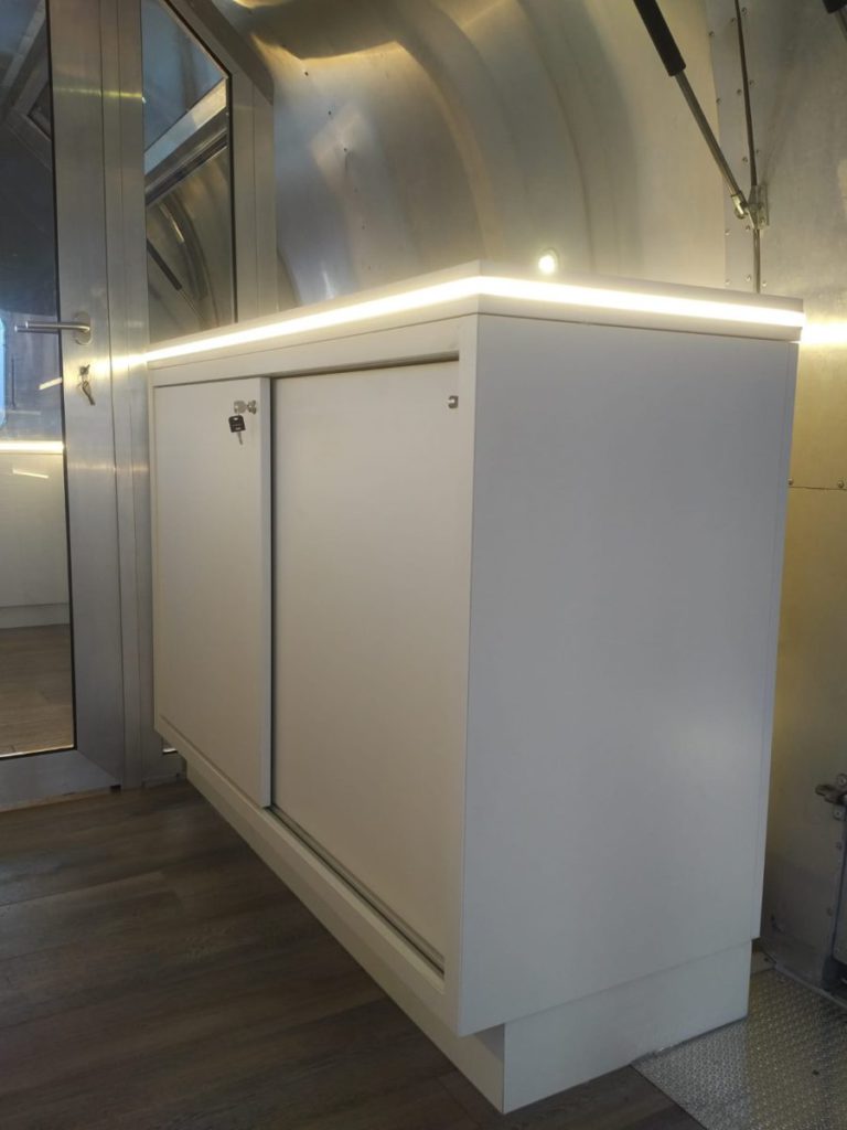 Airstreamer interieur roadshow trucks (1) airstreamer-interieur-3