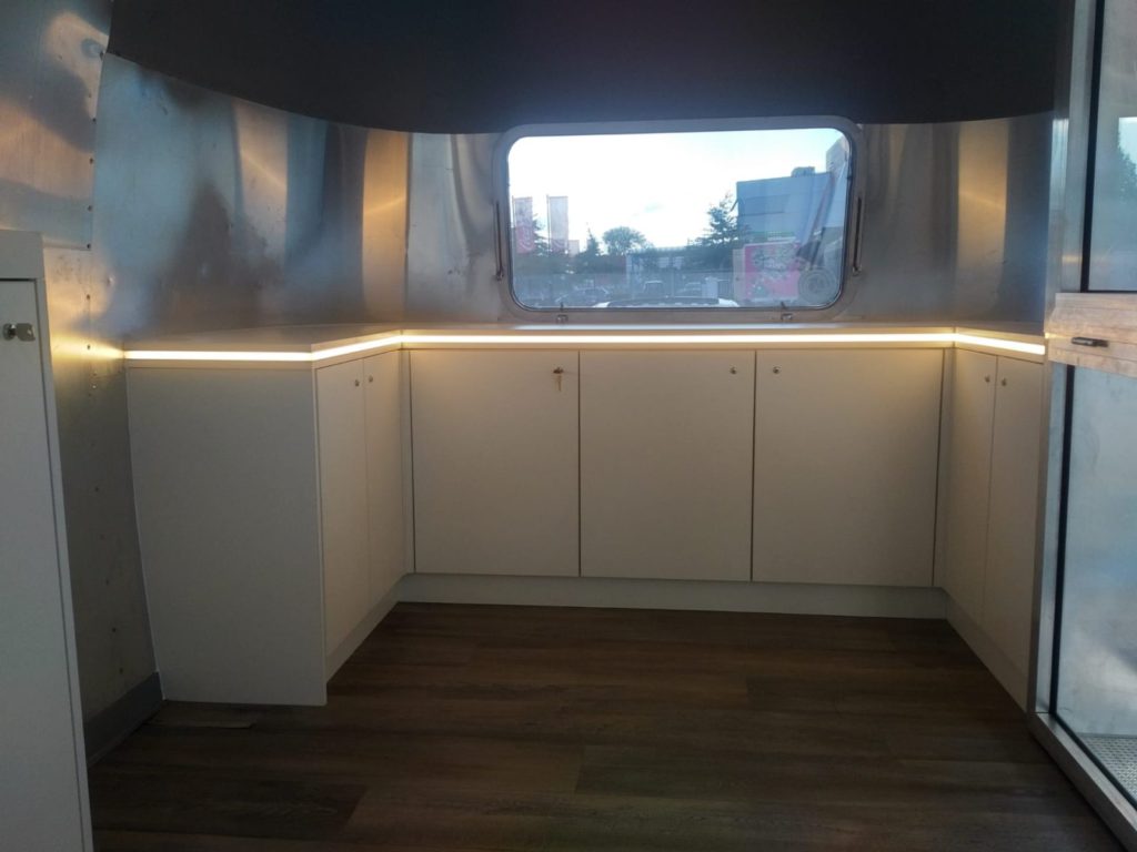 Airstreamer interieur roadshow trucks (3) airstreamer-interieur-1