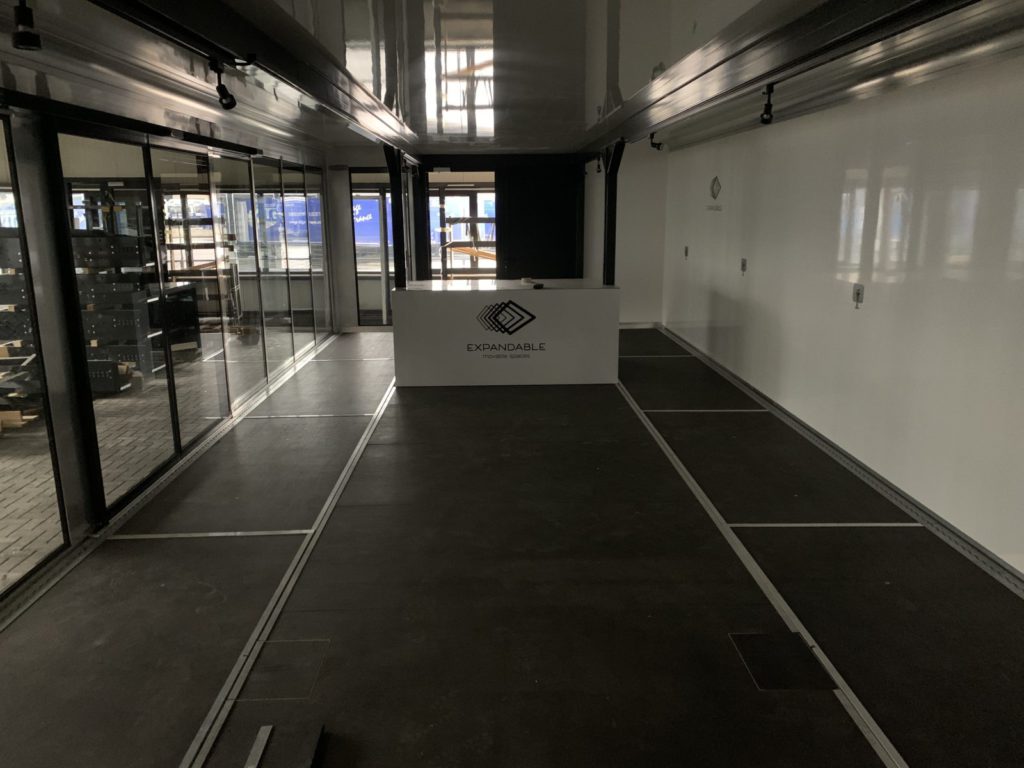 Hybride trailer - interieur inrichting (4) Xtreme Concepts Roadshows Promobox 40FT Hybride Trailer CE