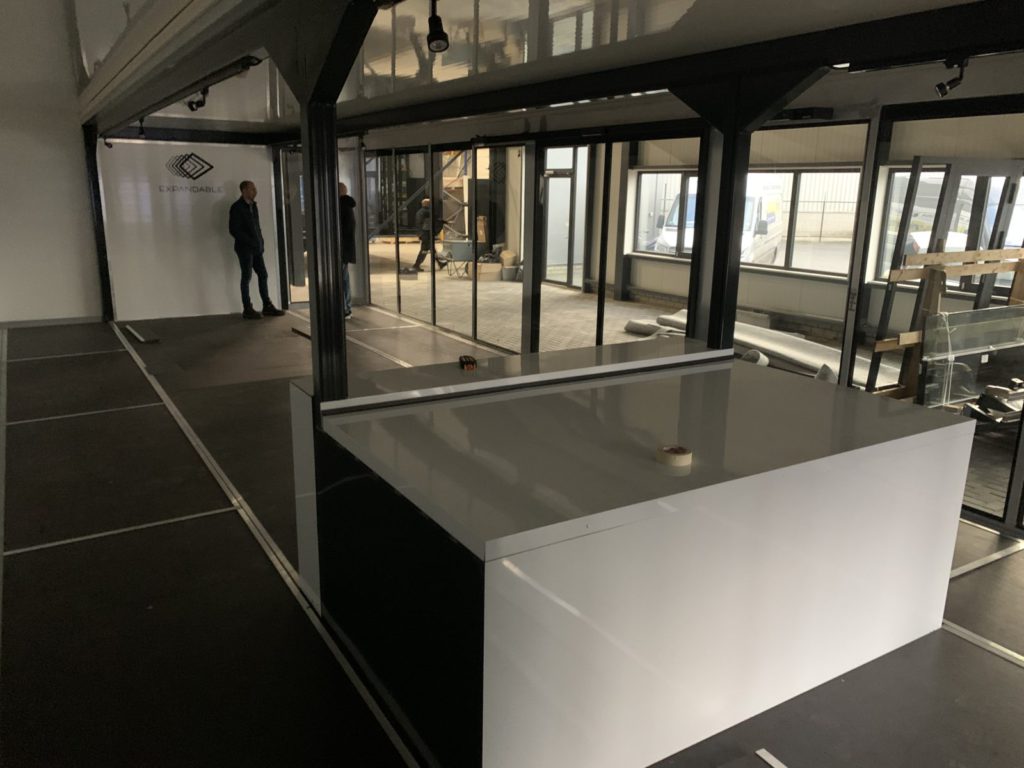 Hybride trailer - interieur inrichting (5) Xtreme Concepts Roadshows Promobox 40FT Hybride Trailer CE