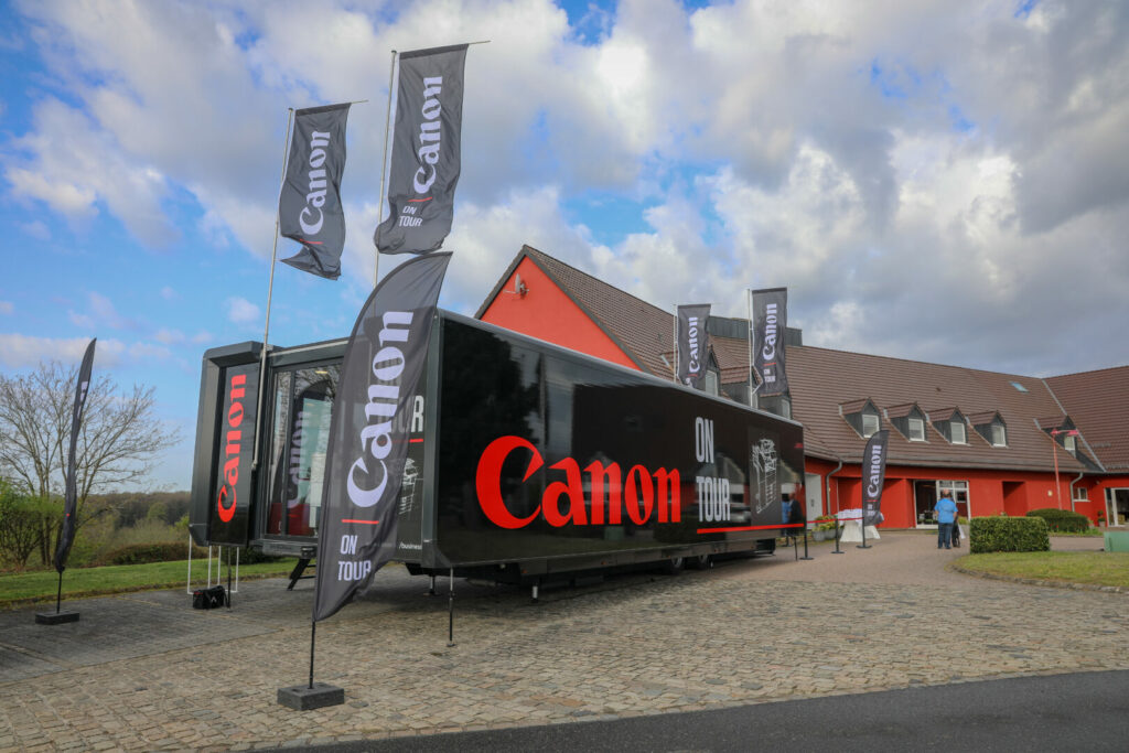 Mobiele-showroom-unit-office-bureau-trailer-truck (16) Canon Roadshow xtreme concepts roadshows