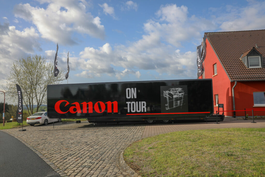 Mobiele-showroom-unit-office-bureau-trailer-truck (25) Canon Roadshow xtreme concepts roadshows