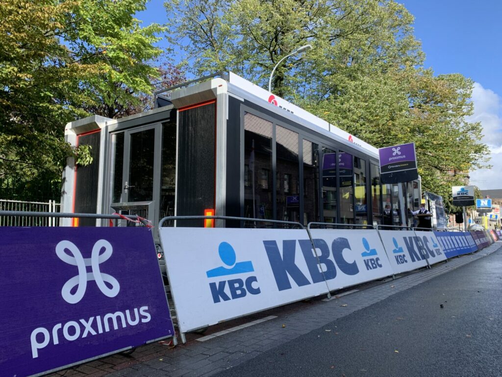 X3M - Gent Wevelgem - finish podium pers vip bouw standenbouw container (1)