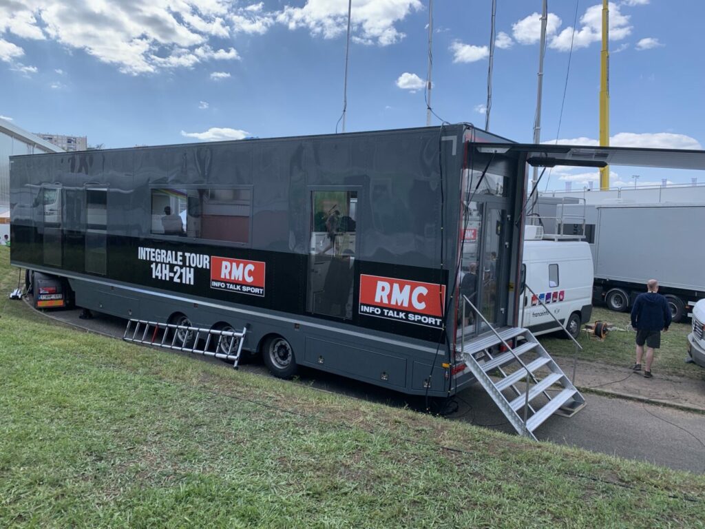 X3M - tour bus live radio trailer redactie mobiele truck (1)