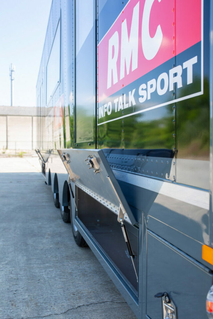 X3M - tour bus live radio trailer redactie mobiele truck (2)
