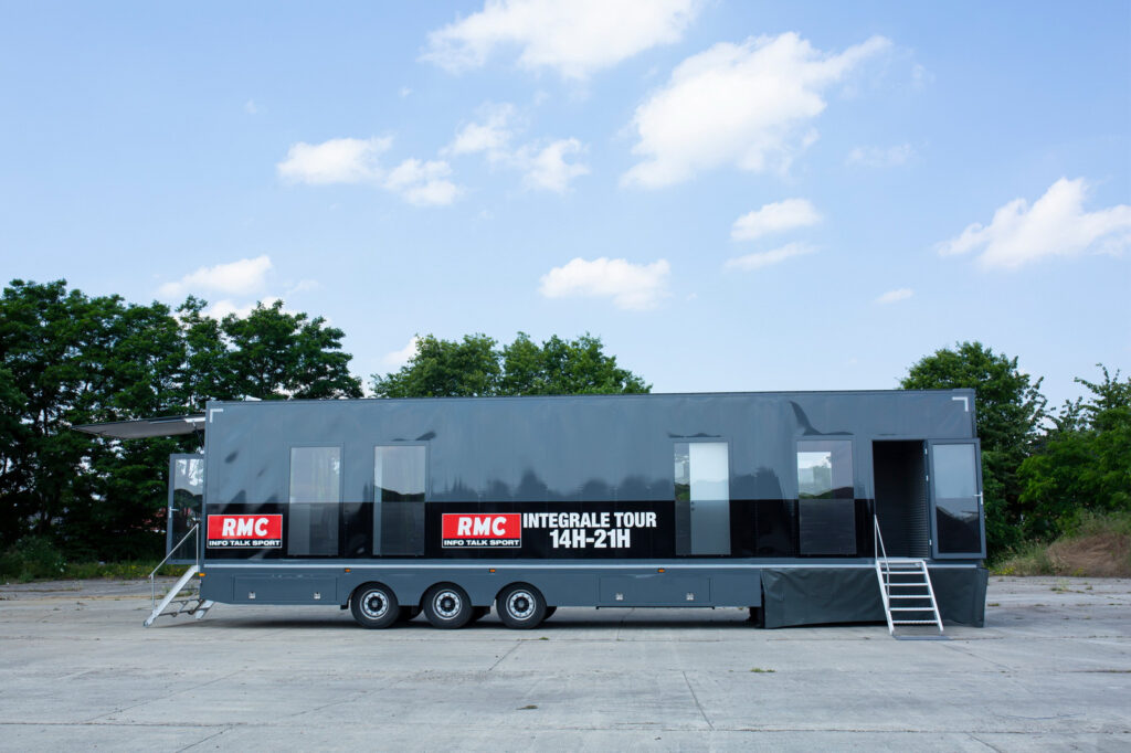 X3M - tour bus live radio trailer redactie mobiele truck (3) mobiel-radio-station-x3m