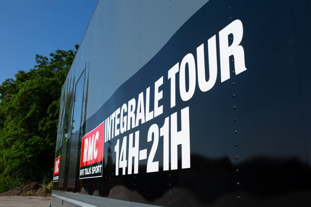 X3M - tour bus live radio trailer redactie mobiele truck (5)