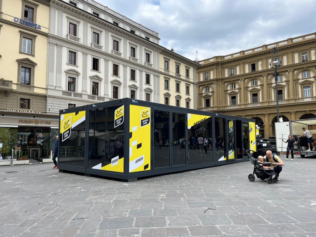 Xtreme Concepts Tour De France mobile unit rent verhuur huur locatie (2) Snel opgebouwde pop-up shop bij start Tour de France 2024