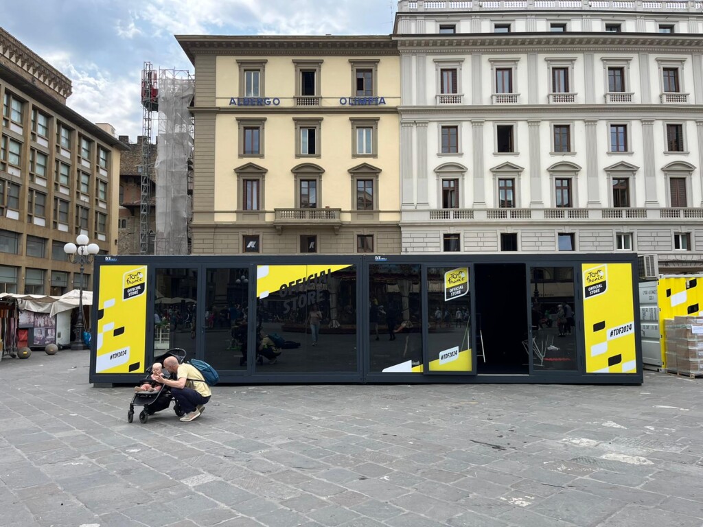 Xtreme Concepts Tour De France mobile unit rent verhuur huur locatie (6) Promobox 40Ft merchandising unit in actie in Firenze