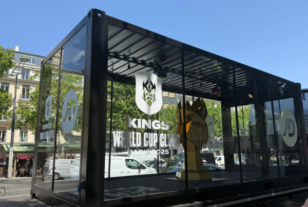 JD Sports glassbox truck met Kings World Cup trofee tijdens roadshow in Parijs