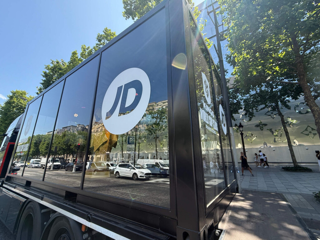 xtreme concepts roadshow jd sports 3 JD Sports Kings World Cup Roadshow in Paris mit Glassbox-Truck und Riesentrophäe