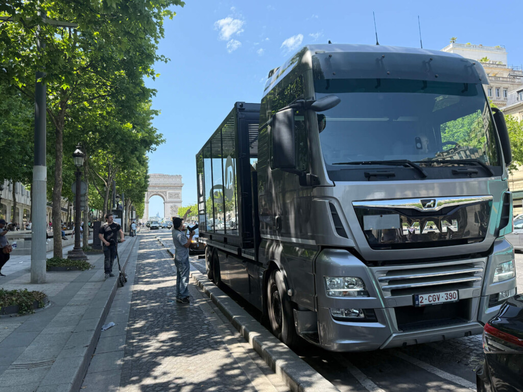 xtreme concepts roadshow jd sports 5 JD Sports Kings World Cup Roadshow in Paris mit Glassbox-Truck und Riesentrophäe