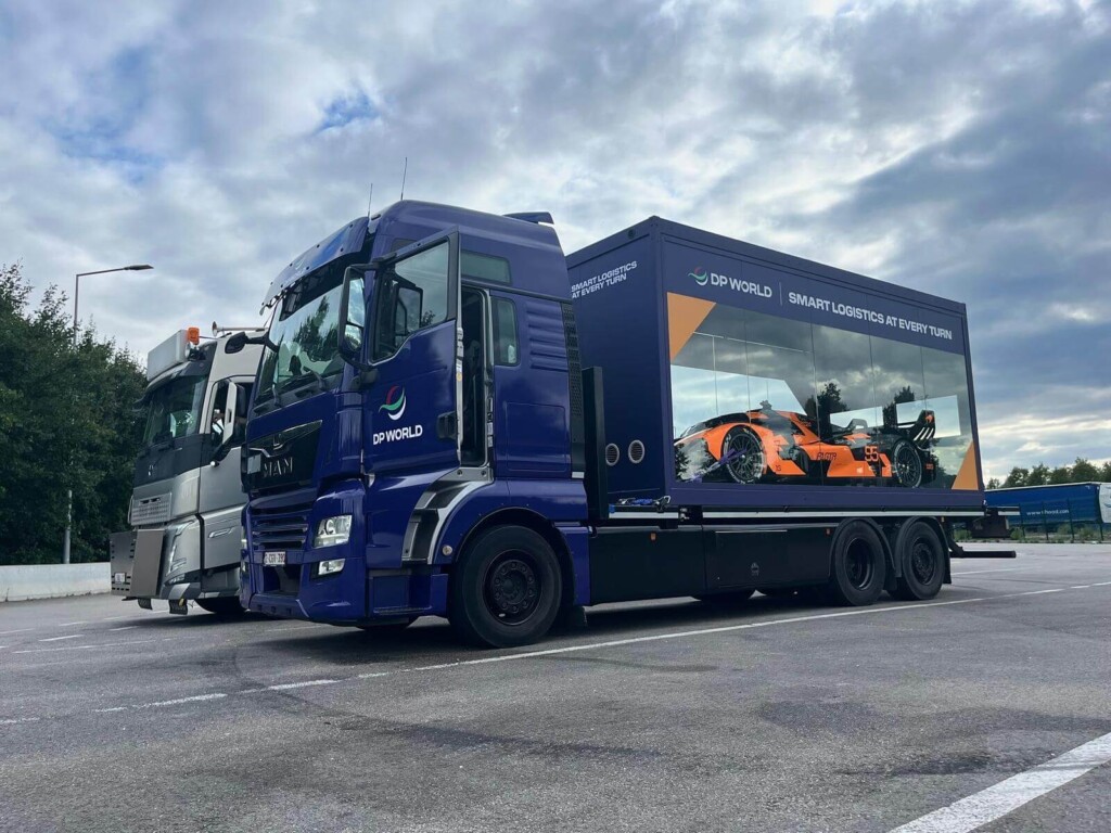 xtreme concepts roadshow mclaren 1 Prototipo McLaren valorado en millones de euros visible en un contenedor glassbox
