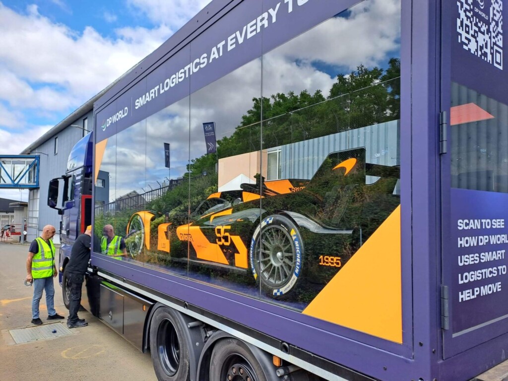 xtreme concepts roadshow mclaren 5 Prototipo McLaren valorado en millones de euros visible en un contenedor glassbox