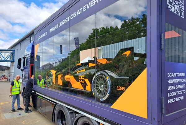McLaren prototype ter waarde van miljoenen euro’s zichtbaar in glassbox container
