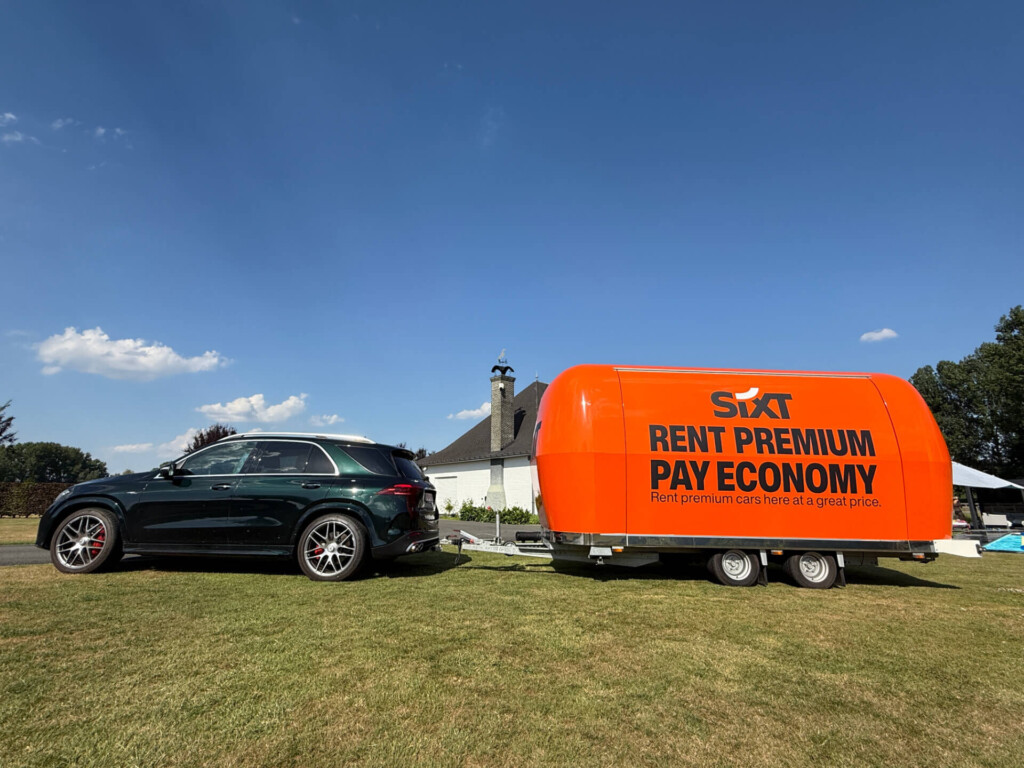 xtreme concepts roadshow sixt 3 Vollständig gebrandetes Sixt Mietbüro in einem Promostreamer