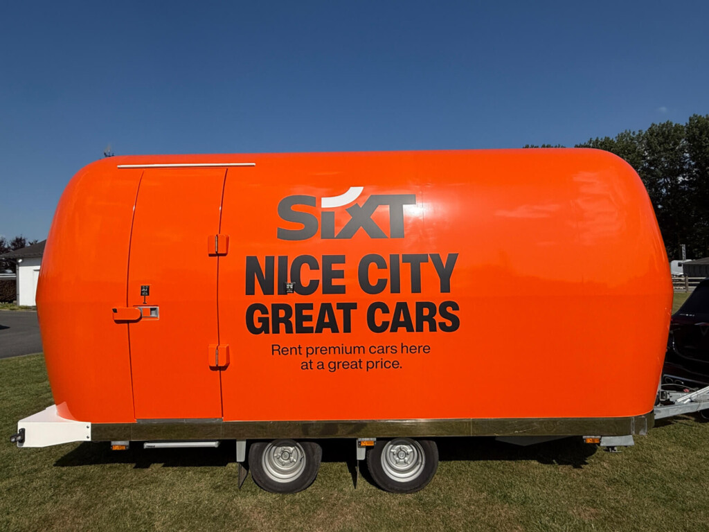 xtreme concepts roadshow sixt 4 Sixt Promostreamer als mobiles Mietbüro
